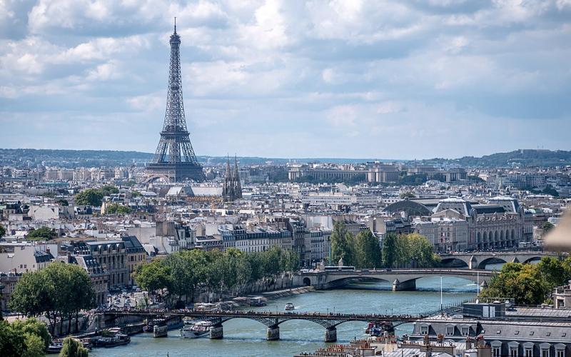 Tűz keletkezett az Eiffel-torony területén.