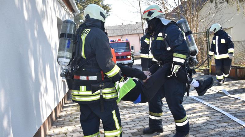 SONLINE - Füstölgő épületből mentették ki az igali könyvtárost - videóval