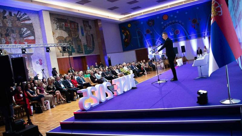 Szijjártó Péter hangsúlyozza, hogy a magyar gazdasági stratégia és az adópolitika alapvetően a családok segítésére és megerősítésére irányul. A cél, hogy a családok számára kedvező feltételeket biztosítsanak, ezzel is elősegítve a gazdasági növekedést és 