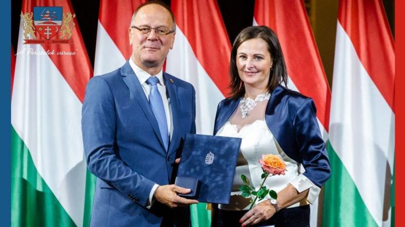 Érdeméremmel jutalmazták a bonyhádi anyakönyvvezető kiváló teljesítményét.