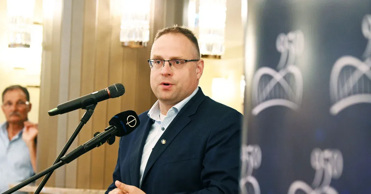 A szolnoki polgármester nyílt levélben fordult Orbánhoz, arra kérve a miniszterelnököt, hogy Szolnok is részesüljön azokban a támogatásokban, amelyeket a salgótarjániak kaptak. A levél hangsúlyozza, hogy a városnak is szüksége van a hasonló forrásokra a f