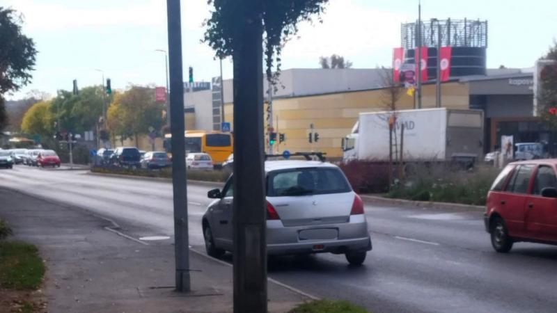 Megdöbbentő esemény történt Kaposváron, ahol egy idősebb vezető a forgalommal ellentétes irányban száguldott.