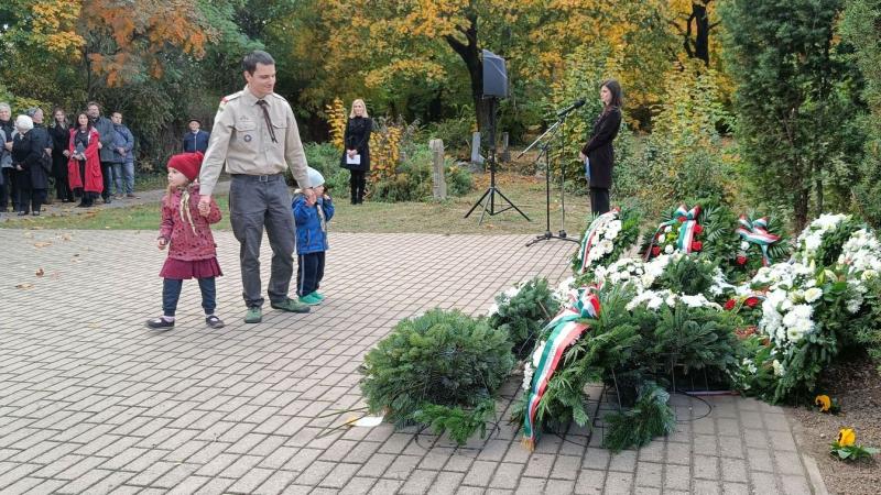 Emlékezés a hősökre a kopjafánál – Galéria és videó bemutatóval

A hősök emlékének megörökítése mindig is fontos szerepet játszott közösségeink életében. A kopjafa, mint a tisztelet és az emlékezés szimbóluma, most különleges esemény színhelyévé vált. Az 