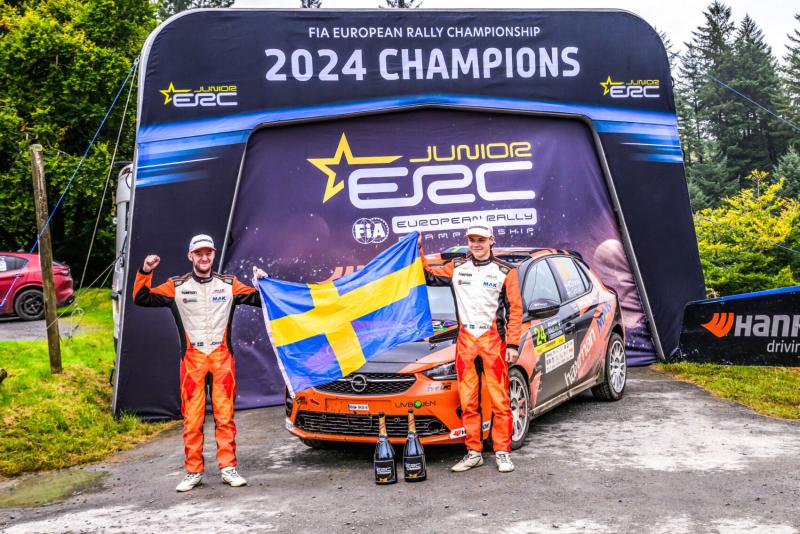 2025-ben a Junior Európa-bajnok egy Rally2-es autóra ül át, ezzel új kihívások elé nézve a versenyzés világában.