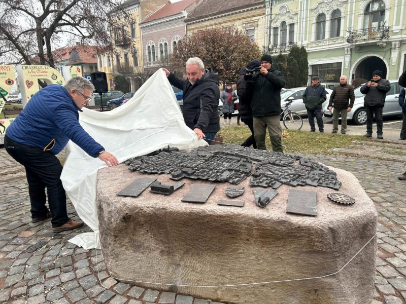 Bronzmakett a céhes városban | Székelyhon

Fedezd fel a céhes város varázsát egy különleges bronzmakett segítségével, amely életre kelti a múltat. A makett részletesen bemutatja a város történelmét és építészeti csodáit, lehetővé téve, hogy a látogatók eg