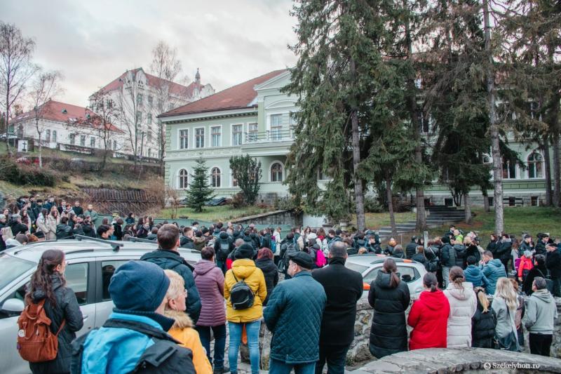 Megrendítő csend honolt Székelyudvarhelyen, ahol a közösség mély tisztelettel adózott a bentlakás-tragédia áldozatainak emlékének. Az esemény fájdalmát sokan megélték, és az együttérzés légkörében emlékeztek vissza a történtekre.