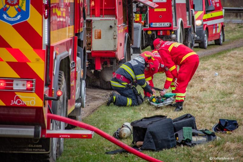 Munkagépes baleset történt Maros megyében | Székelyhon

Maros megyében egy munkagépes baleset zajlott, amely több szempontból is figyelemfelkeltő. A helyszínen a hatóságok gyors intézkedéseket tettek, hogy biztosítsák a baleset nyomozását és a közlekedés 