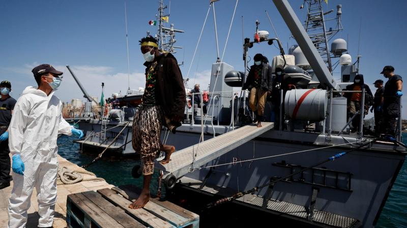 Tunézia partjainál migránsokat szállító csónakok szenvedtek hajótörést, ami tragikus következményekkel járt: sokan vízbe fulladtak.