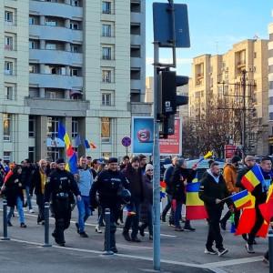 Több ezer ember gyűlt össze Bukarest belvárosában, hogy kifejezze támogatását a román Trumpnak, tüntetve a politikai nézetei mellett.