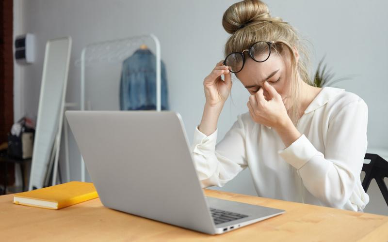 A pszichoszomatikus tünetek olyan érdekfeszítő jelenségek, amikor a stressz és a lelki megpróbáltatások fizikai fájdalmakat generálnak. Ezek az állapotok arra utalnak, hogy a test és a lélek szoros kapcsolatban állnak egymással, és a mentális feszültség g