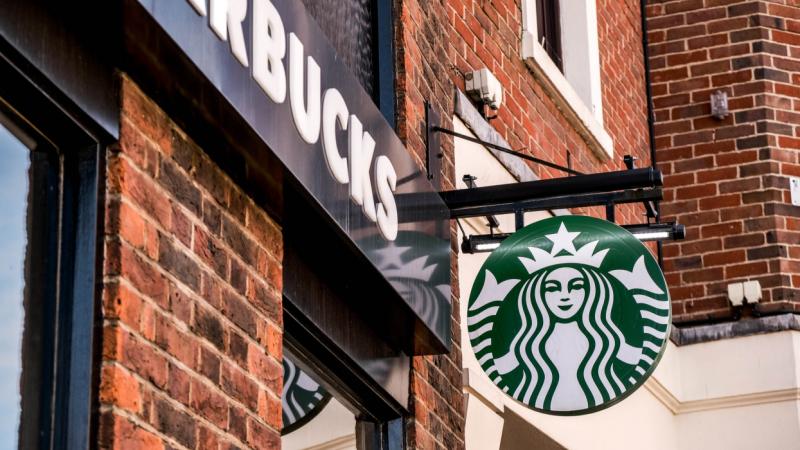 Az amerikai kávéóriás, a Starbucks, új irányvonalat képvisel, hogy újból fellendítse teljesítményét. A vállalat stratégiájának megújításával a célja, hogy helyreállítsa a korábbi eredményeit és visszanyerje vásárlói bizalmát. A Pénzcentrum cikke részletes