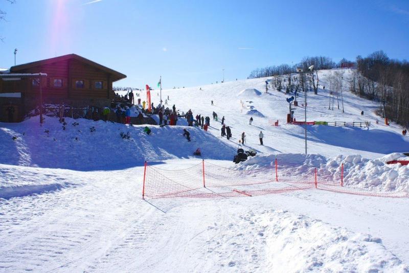 Fedezd fel a Mátraszentistváni Síparkot – Magyarország téli csodavilágát! Itt a hófödte hegyek között minden síelő és snowboardos megtalálja a számításait. Élvezd a friss hegyi levegőt, a lenyűgöző panorámát és a különböző nehézségű pályák adta kihívásoka