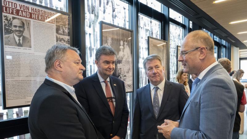 Habsburg Ottó Japánban: A történelmi utazás és a kulturális találkozások

Habsburg Ottó, a híres osztrák politikai személyiség és a Habsburg-ház örököse, nem csupán Európában, hanem Japánban is jelentős hatást gyakorolt. Az ázsiai ország különleges kultúr