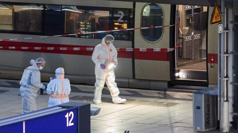 Egy szír és egy csecsen férfi bátorságukkal megakadályozták a hamburgi késes támadást, ezzel életet mentettek.