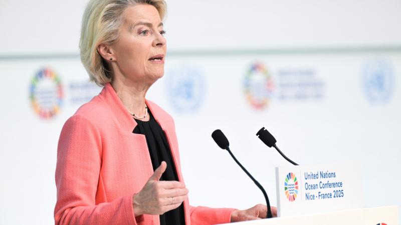 Von der Leyen az amerikai vámmegállapodás kapcsán kifejtette, hogy bár nem mentes a hibáktól, összességében kedvező lépésnek tartja.
