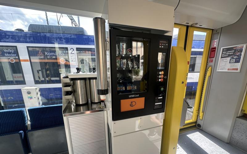 Üdítőital-automaták bukkannak fel a Pozsony és Komárom közötti vonatokon!