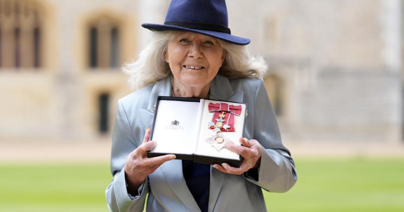 Elhunyt Jilly Cooper, a neves brit regényírónő, akinek művei generációkat ragadtak magukkal.