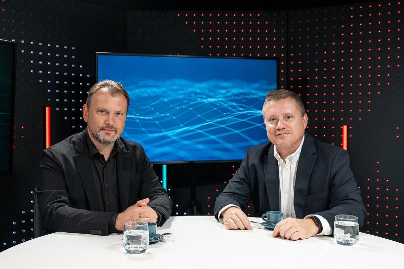 A kkv-k világában egyre fokozódik a feszültség, mivel a fizetések csúszása komoly problémákat okoz. Az elhúzódó kifizetések miatt sok vállalkozás nehéz helyzetbe kerül, ami tovább növeli a stresszt és a bizonytalanságot.