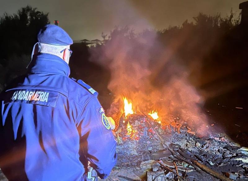 Egy óriási büntetést kapott egy nő, miután lángra lobbantotta a mezőn felhalmozott hulladékot.