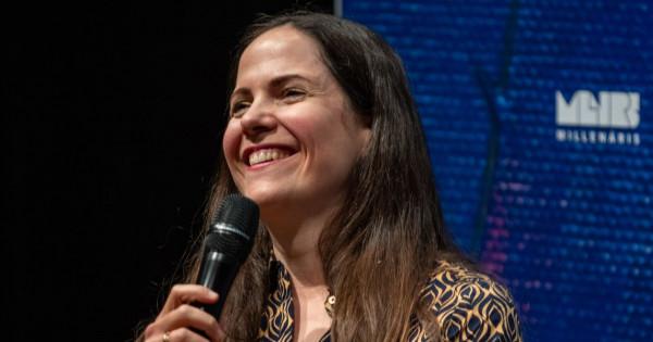 Mécs Anna: Azokat a részeket kívántam felfedni, amelyek a női test és lélek rejtett, finom aspektusait tükrözik - Könyves magazin.