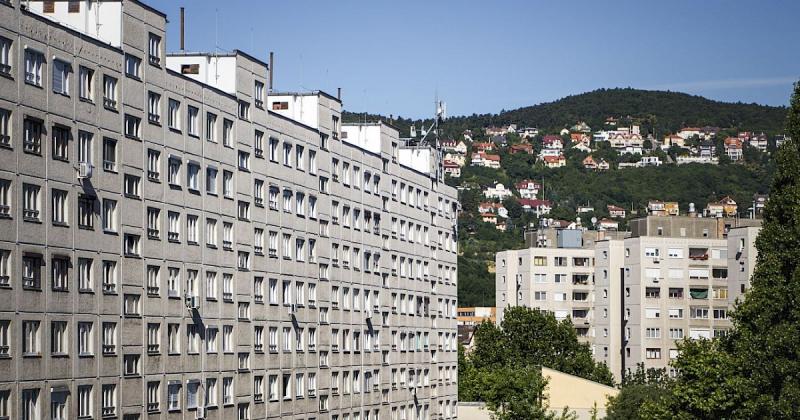 Miért lehet a panel az Otthon Start nyertese? Íme a válasz! A panelházak számos előnnyel rendelkeznek, amelyek miatt egyre népszerűbbek a fiatalok és a családok körében. Először is, a panelek általában megfizethetőbb árakat kínálnak, így könnyebben elérhe