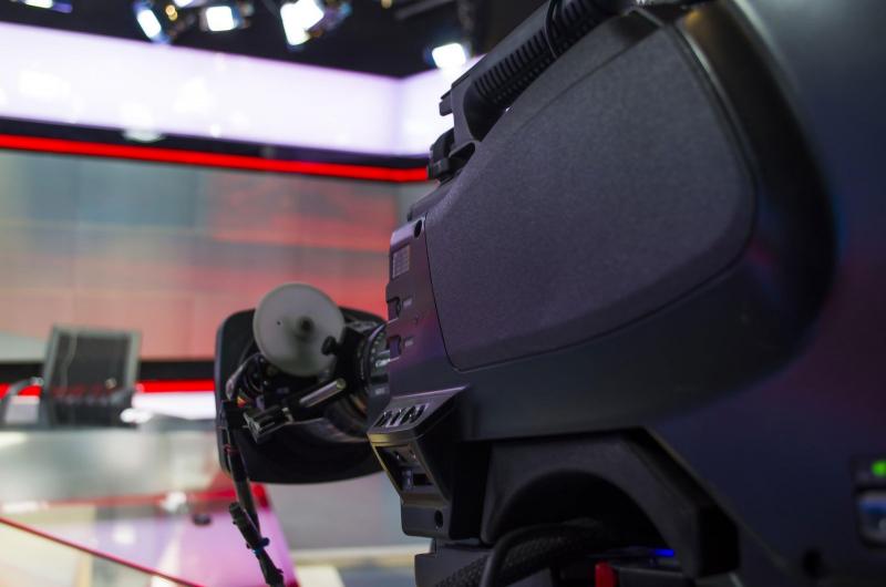 Egyedülálló esemény zajlott le a magyar televíziózás történetében, amikor a műsorvezető váratlanul vetkőzni kezdett.